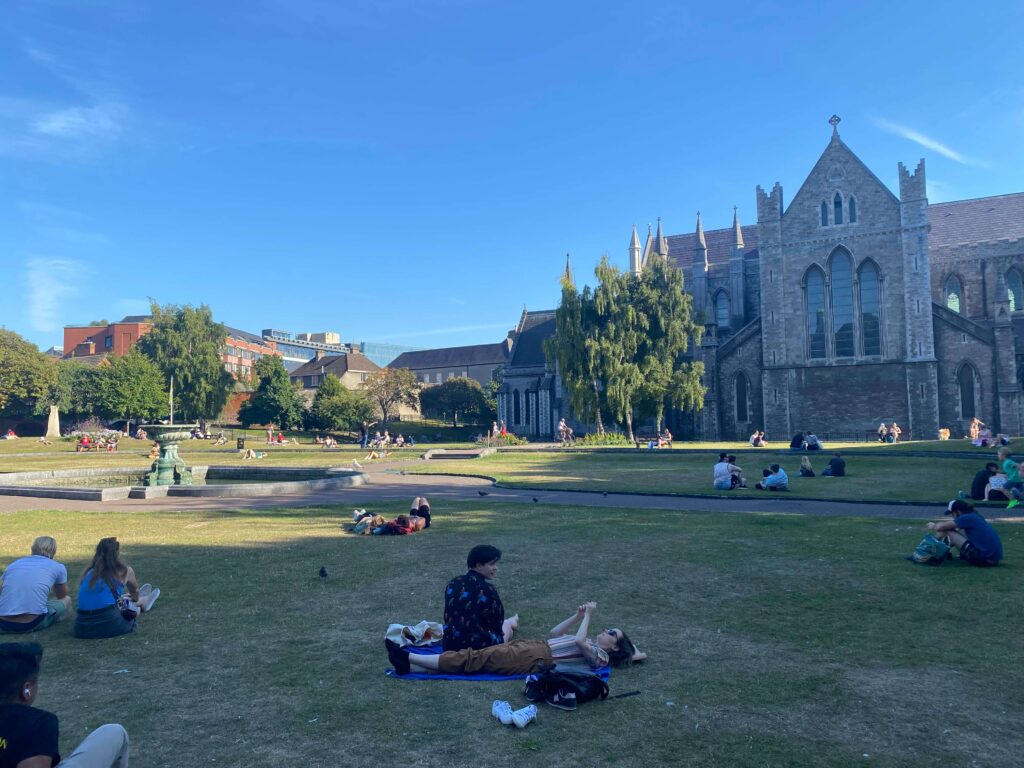 DUBLIN NA WEEKEND - mały park koło kościoła, w którym odpoczywają mieszkańcy