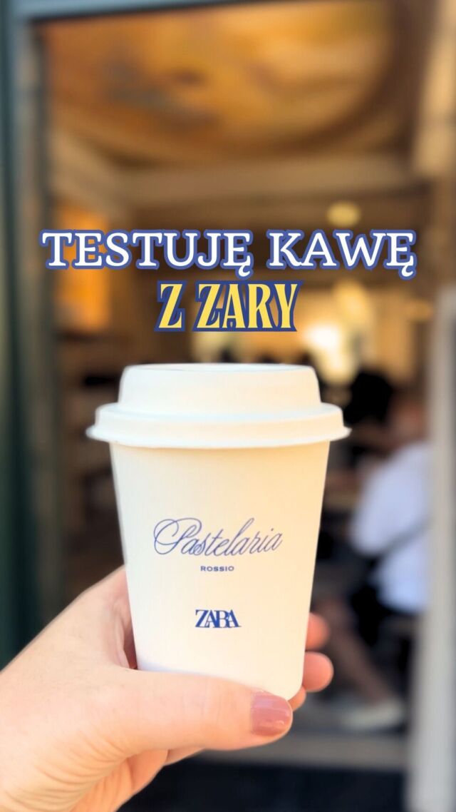 No to jaka była ta kawa? ☕️ 

Zamówiłam cappuccino i zapłaciłam 2,75. W cenie był kubek na wynos (miejsc przy stolikach oczywiście brak). Kawa była dobra, ale znam w Lizbonie lepsze miejsca. 

Wydaje mi się że nawet gdyby udało mi się usiąść przy stoliku, byłoby to średnie doświadczenie, bo obok cały czas kręcą się ludzie i robią zdjęcia. 

Podsumowując: warto zajrzeć raz, bo wnętrze jest naprawdę super urządzone, ale ja nie planuje raczej powrotu! 🙃

#lizbona #portugalia #kochampodroze #podrozepoeuropie #polskieblogipodroznicze #podrozemaleiduze #zwiedzamy #kawatopodstawa